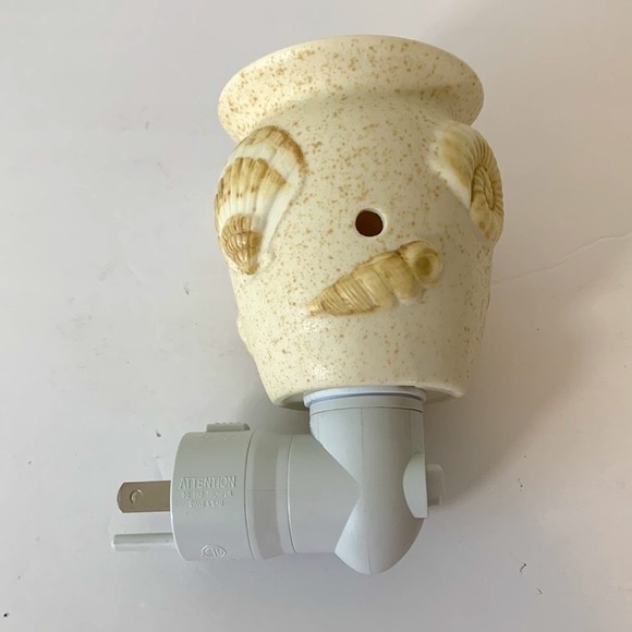 Scentsy Seashells Beachy Plug-In Wax Warmer Ceramic Sandy Finish Raised Shells - Picture 6 of 14